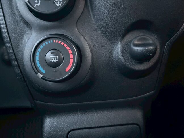 １２ボルトシガーソケット！スマホなどの充電に使えます！【スペイド】